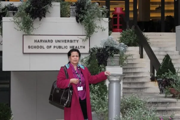 Madam Nguyễn Thị Dung trước biển Harvard University School of Public Health