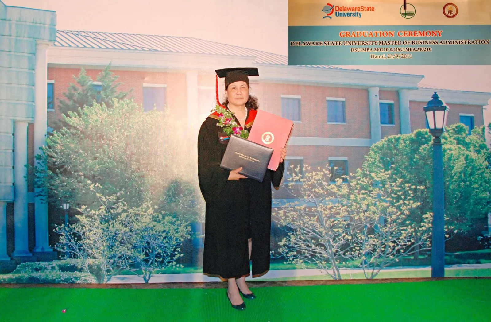 Madam Nguyễn Thị Dung tại lễ tốt nghiệp MBA của Delaware State University, năm 2011